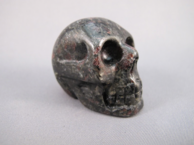 N-S-60-gt : Nuummite with Garnet Crystal Skull
