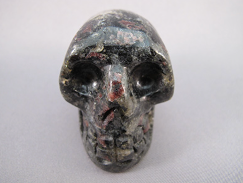 N-M-150-gt : Nuummite with Garnet Crystal Skull