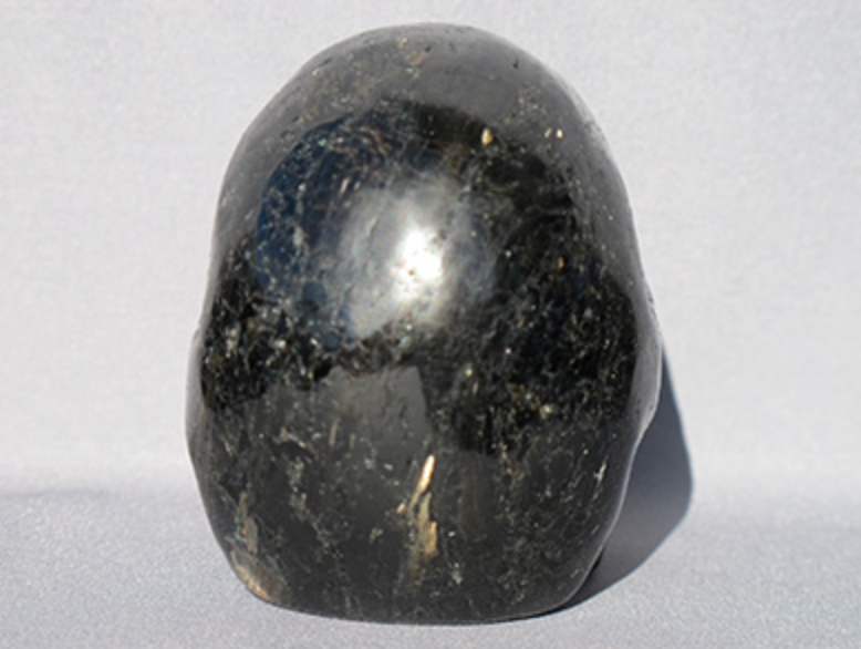 N-M-400-g-a : Gold-Flash Nuummite Crystal Skull