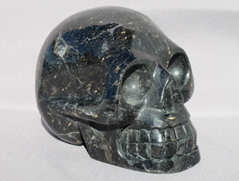 N-L-1713-r  : Red-Flash Nuummite Crystal Skull