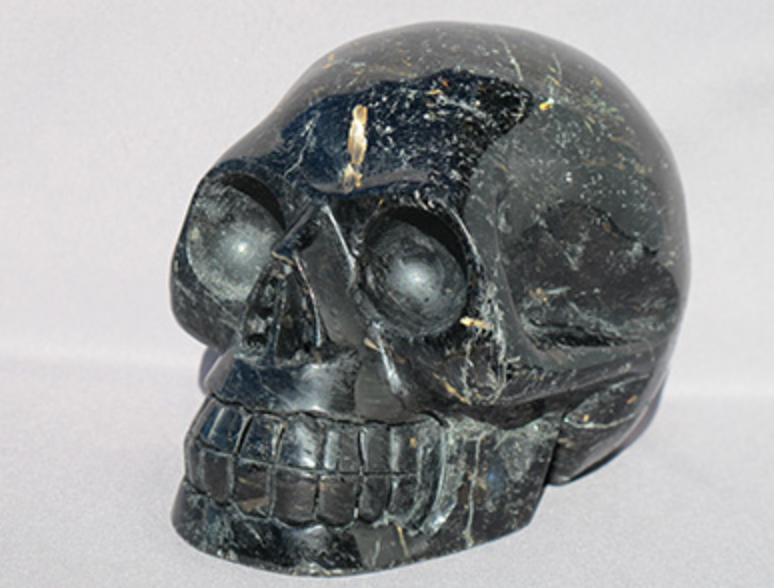 N-L-1713-r  : Red-Flash Nuummite Crystal Skull