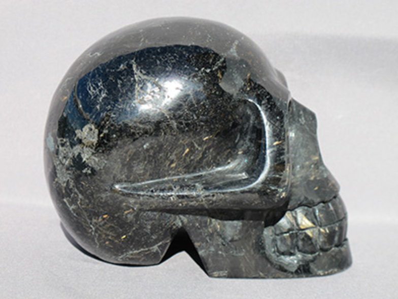 N-L-1713-r  : Red-Flash Nuummite Crystal Skull