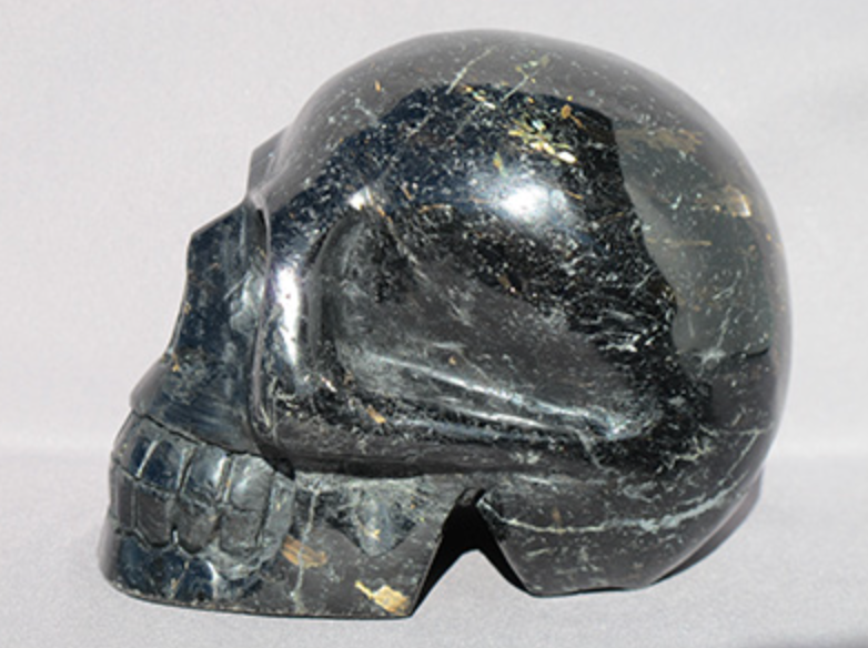 N-L-1713-r  : Red-Flash Nuummite Crystal Skull