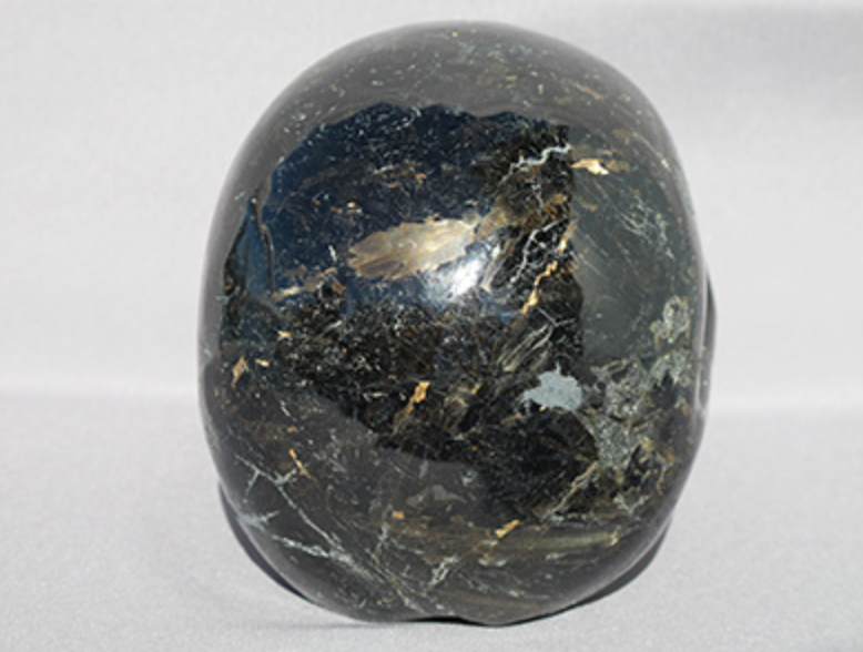 N-L-1713-r  : Red-Flash Nuummite Crystal Skull