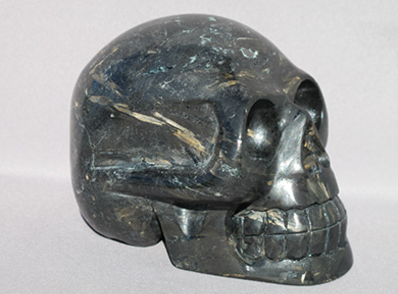 N-L-1802-r  : Red-Flash Nuummite Crystal Skull