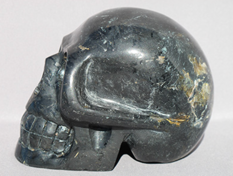 N-L-1802-r  : Red-Flash Nuummite Crystal Skull