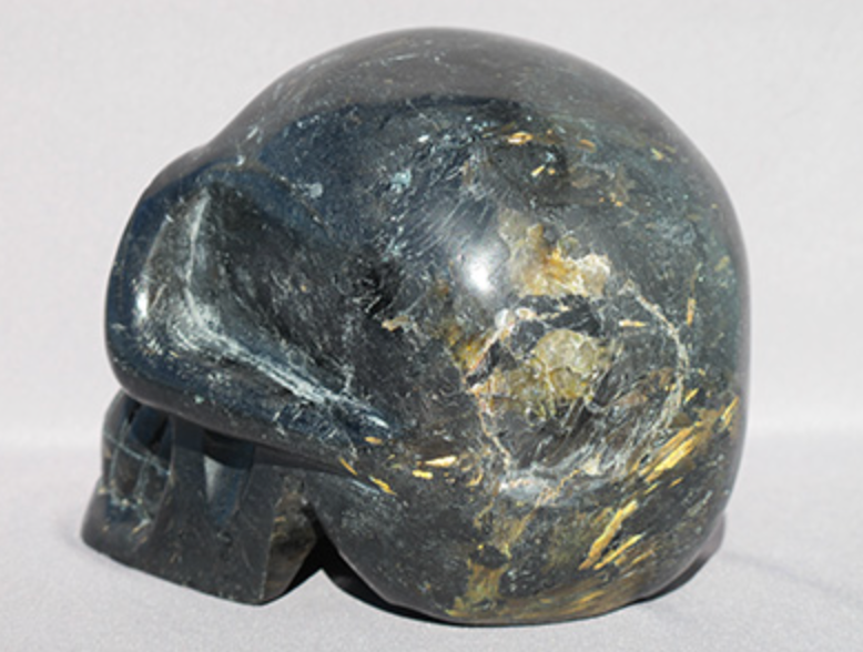 N-L-1802-r  : Red-Flash Nuummite Crystal Skull