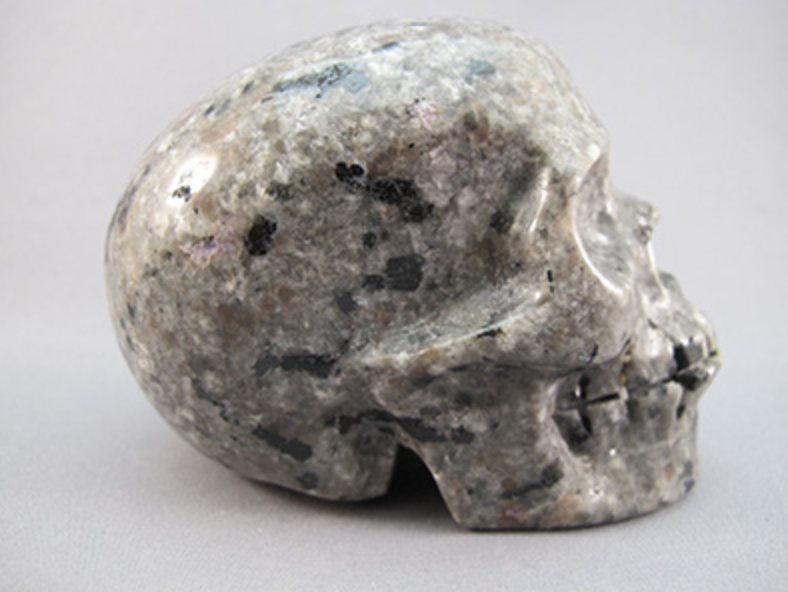 YL-M-550-d : Yooperlite Crystal Skull (Dark)