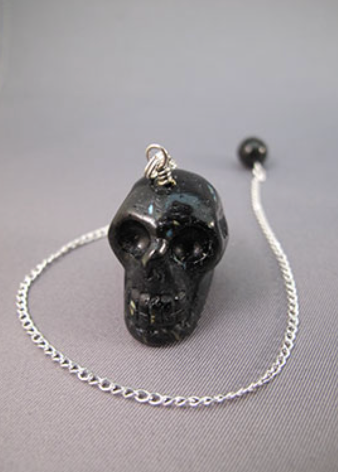 PD-N-21 : Nuummite Crystal Skull Pendulum